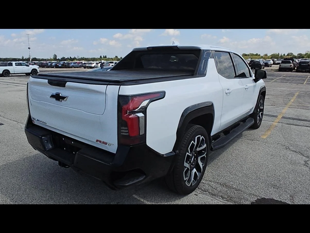 Used 2024 Summit White Chevrolet RST image 21