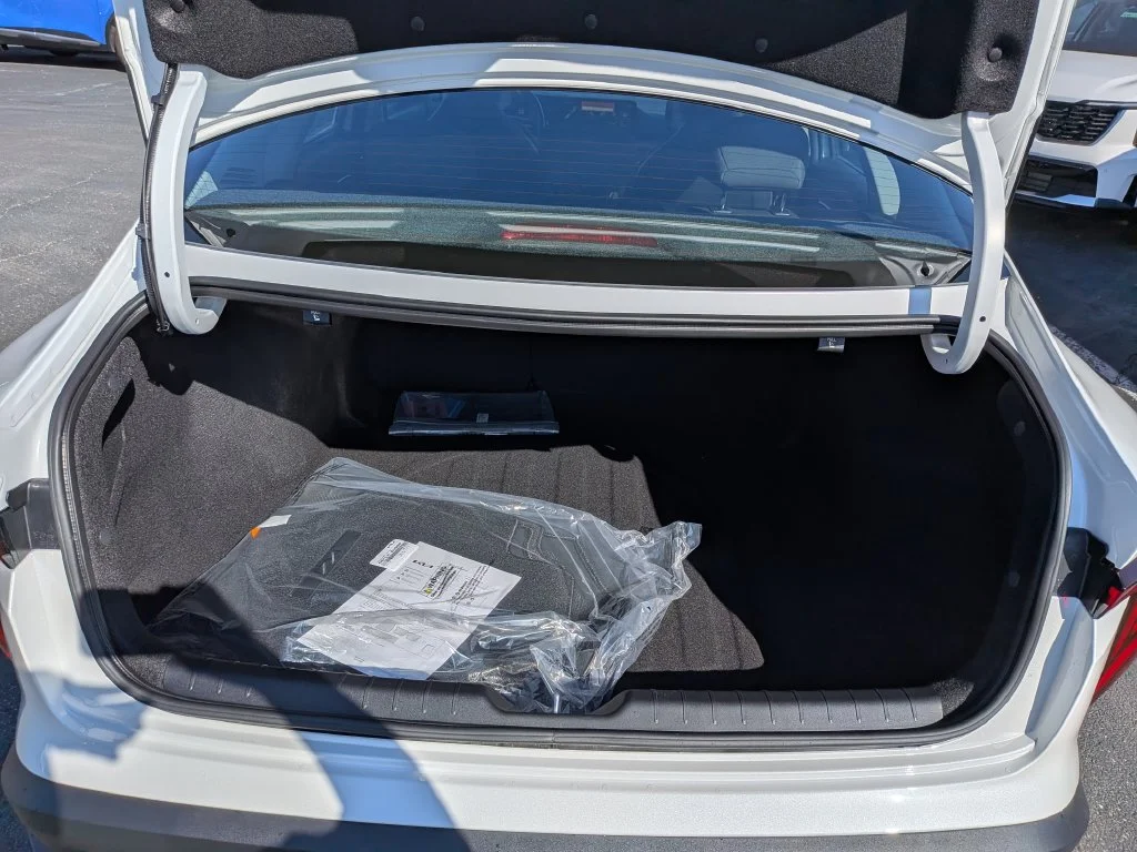 New 2027 Snow White Pearl Kia LXS image 47