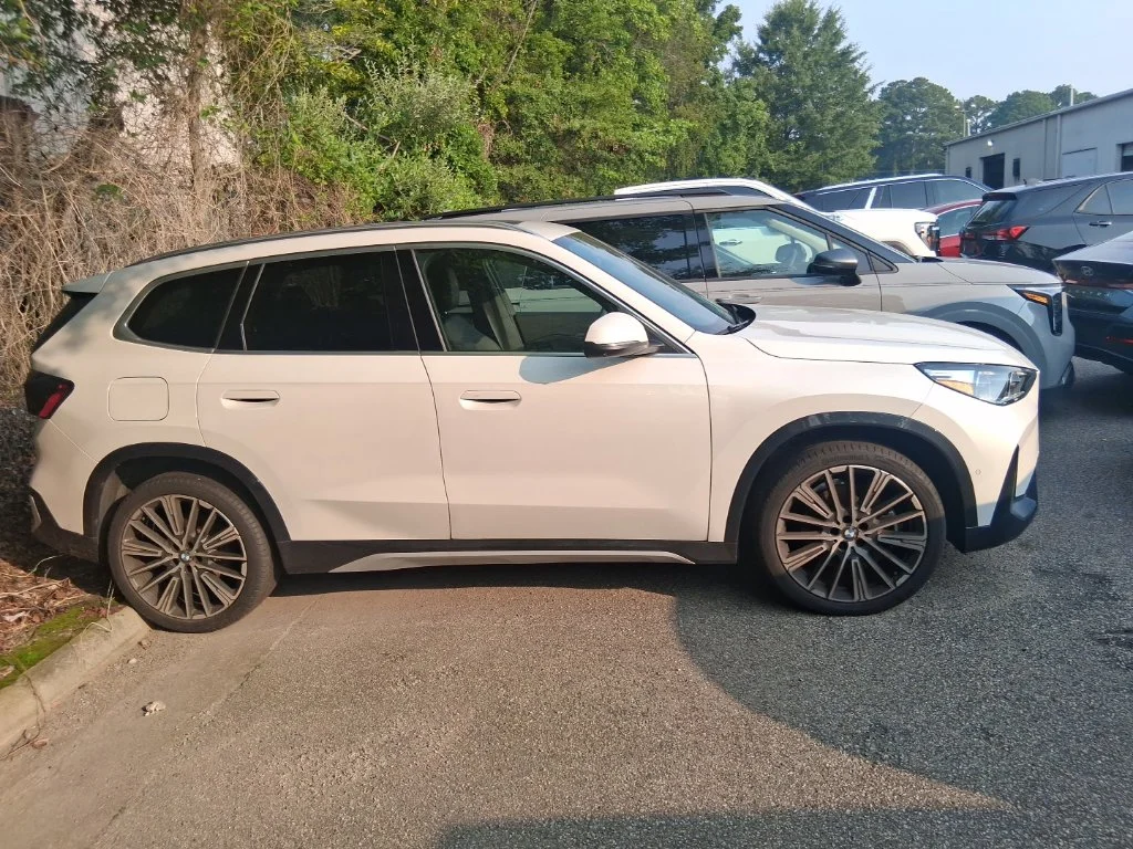 Used 2025 White BMW xDrive28i image 10