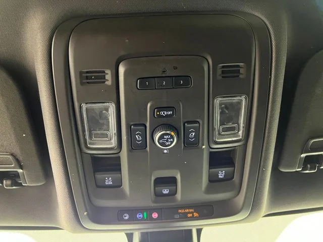 Used 2021 White GMC Denali image 31