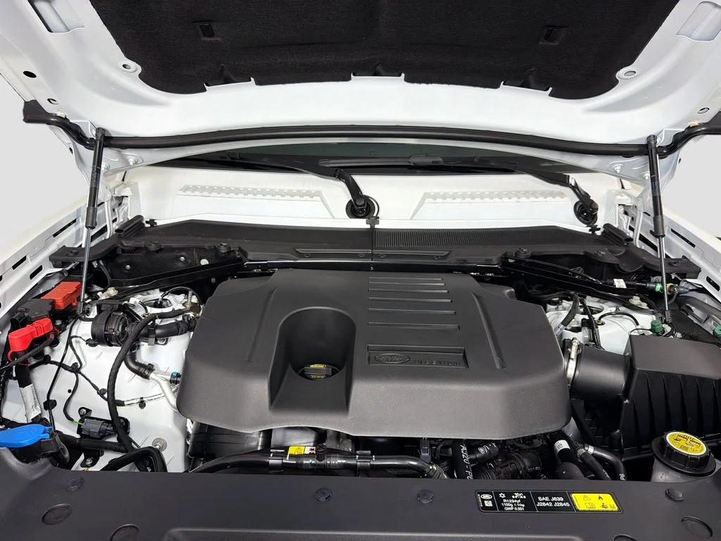 New 2026 Fuji White Land Rover X-Dynamic SE image 32