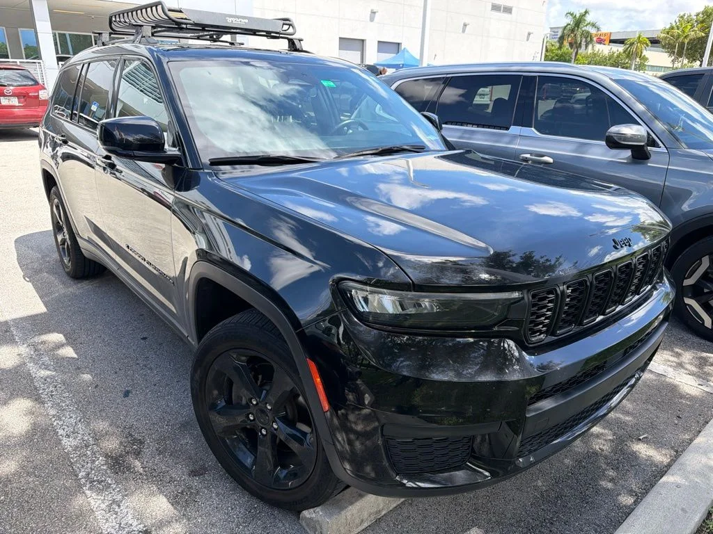 Used 2022 Diamond Black Crystal Pearlcoat Jeep Altitude image 4