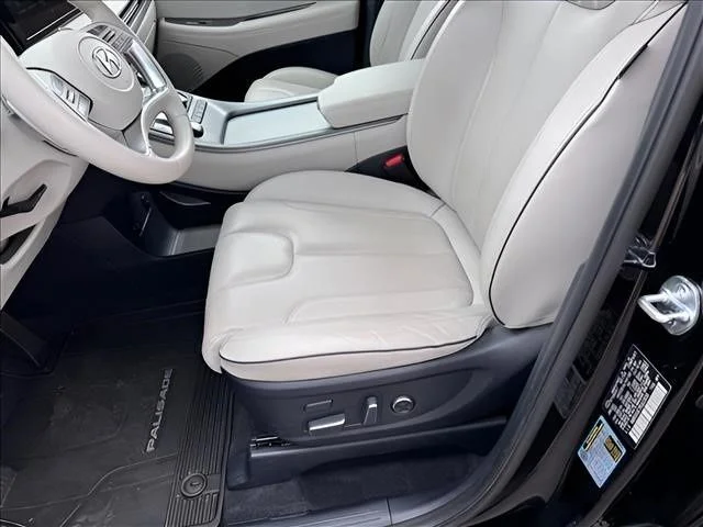 Used 2023 Black Hyundai Limited image 7