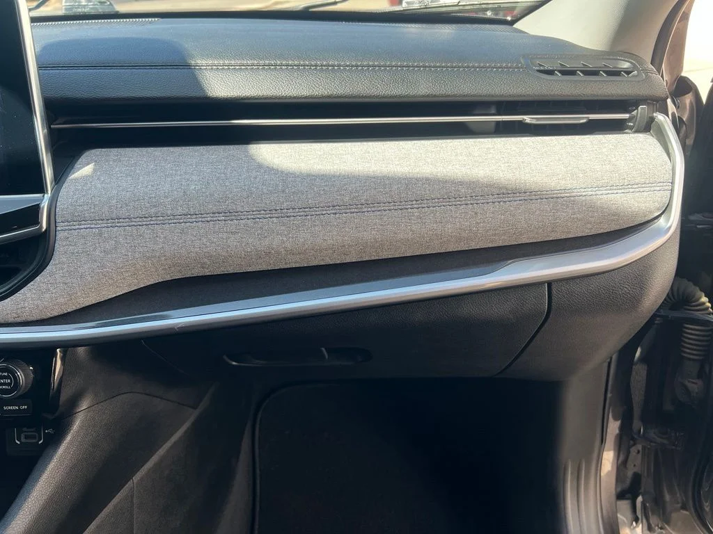 Used 2022 Granite Crystal Clearcoat Metallic Jeep Latitude image 29