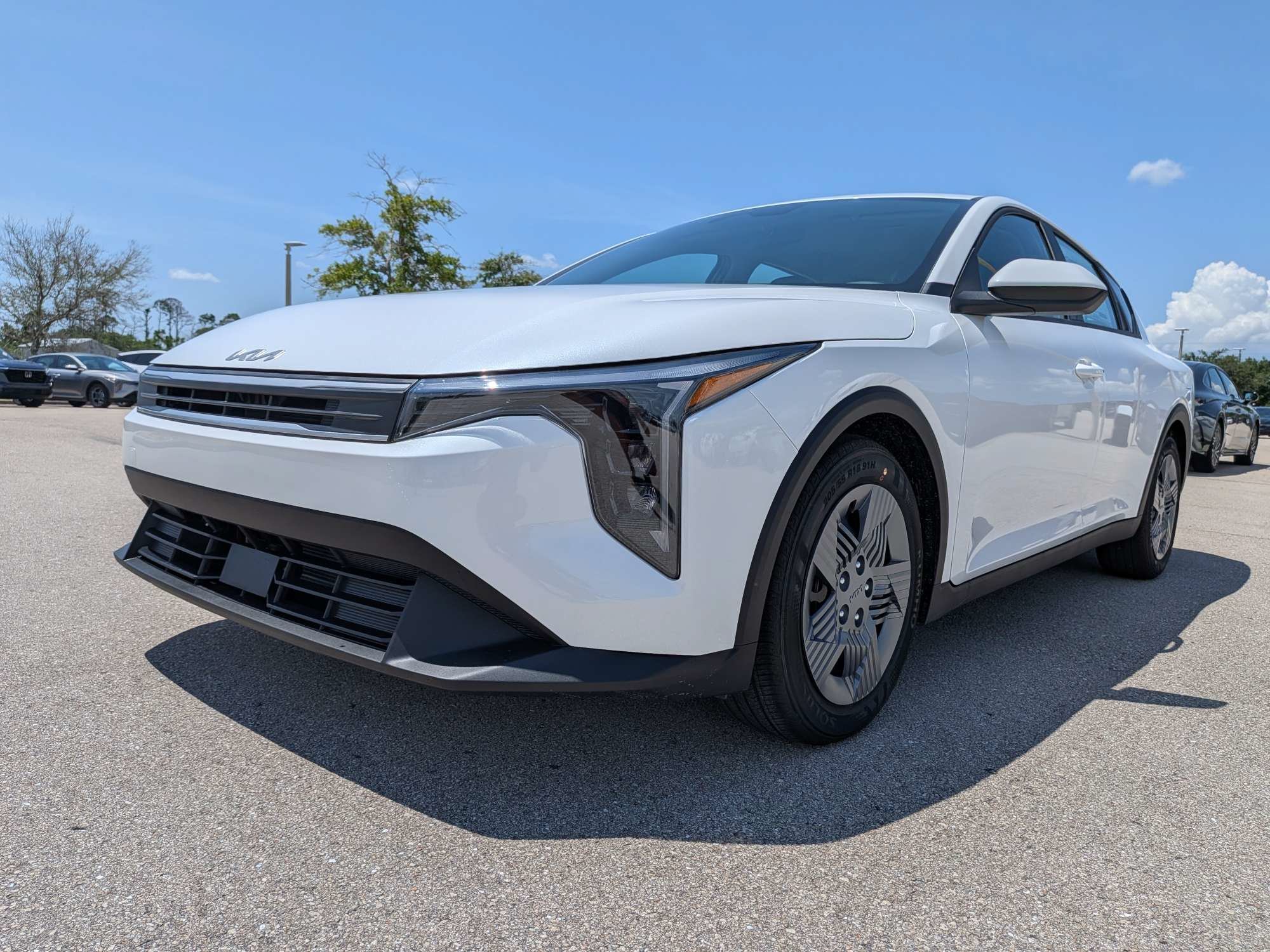 New 2026 Snow White Pearl Kia LX image 9