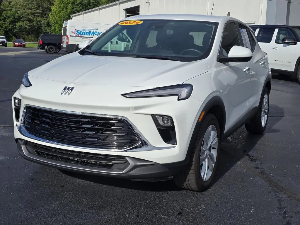 Used 2024 Summit White Buick Preferred image 3