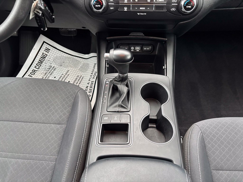 Used 2018 White Kia LX image 29