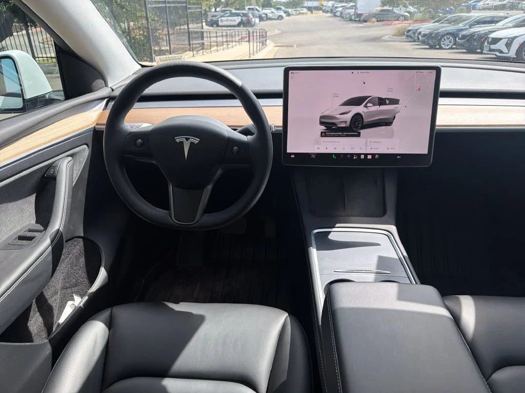 Used 2023  Tesla Standard Range image 25