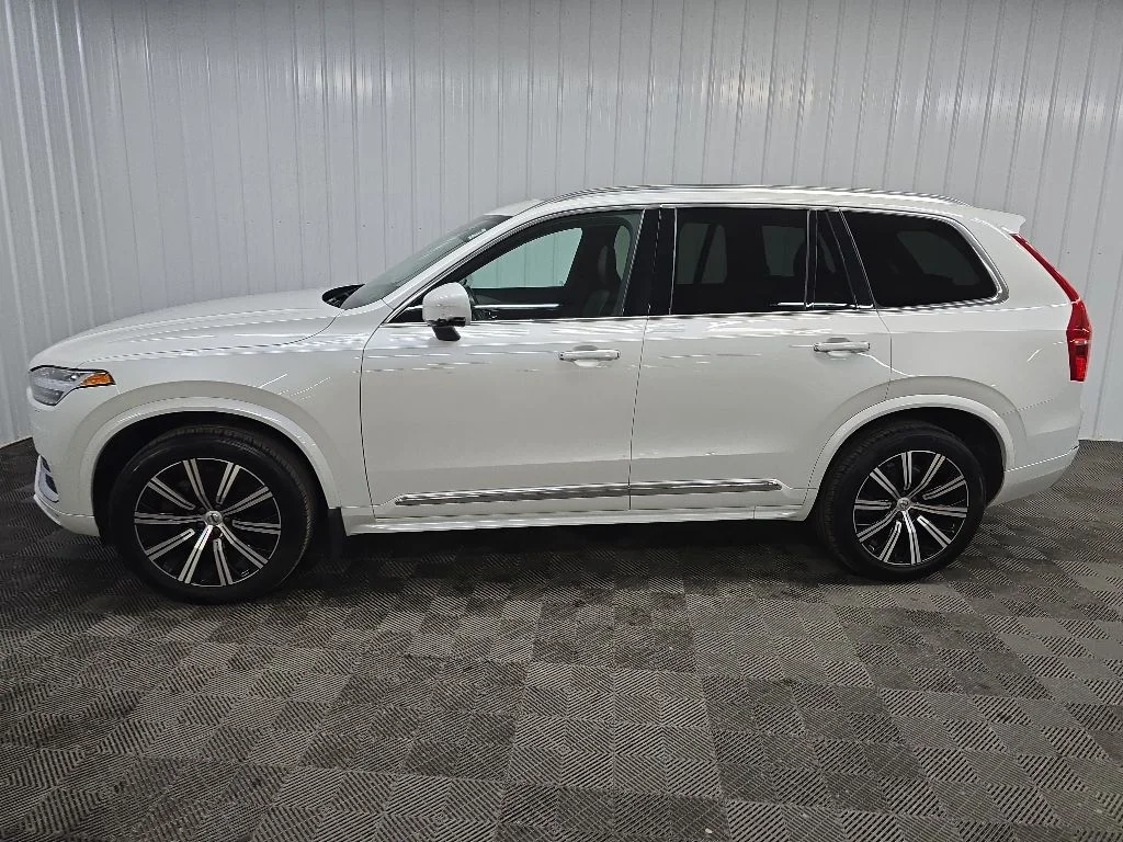 Used 2022 White Volvo T6 Inscription image 5