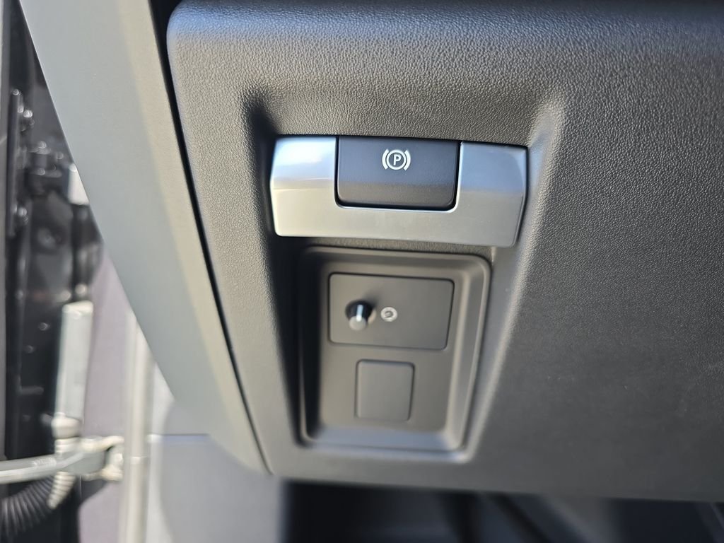 New 2026 Carpathian Grey Land Rover X-Dynamic SE image 28
