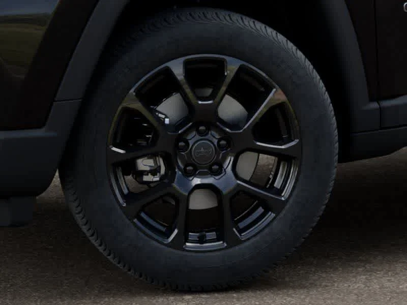 New 2026 Diamond Black Crystal Pearlcoat Jeep Latitude Altitude image 8