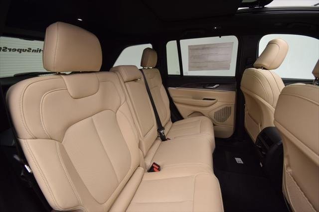 New 2025 Bright White Clear-Coat Exterior Paint Jeep Limited image 20