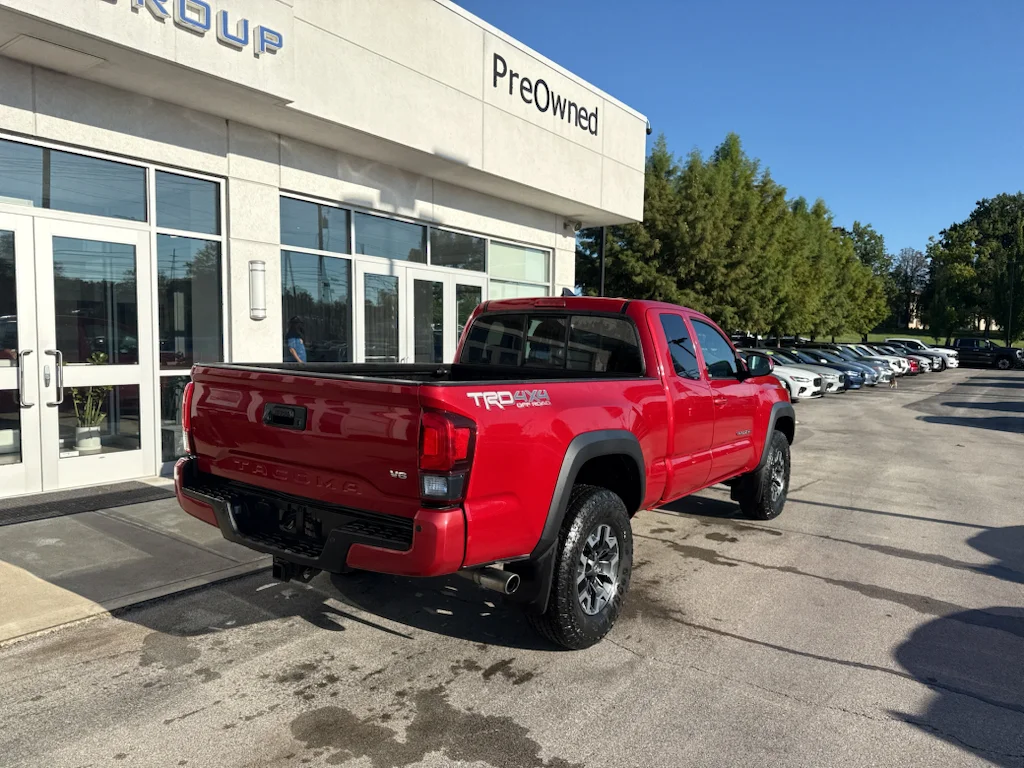 Used 2018 Red Toyota SR5 image 3