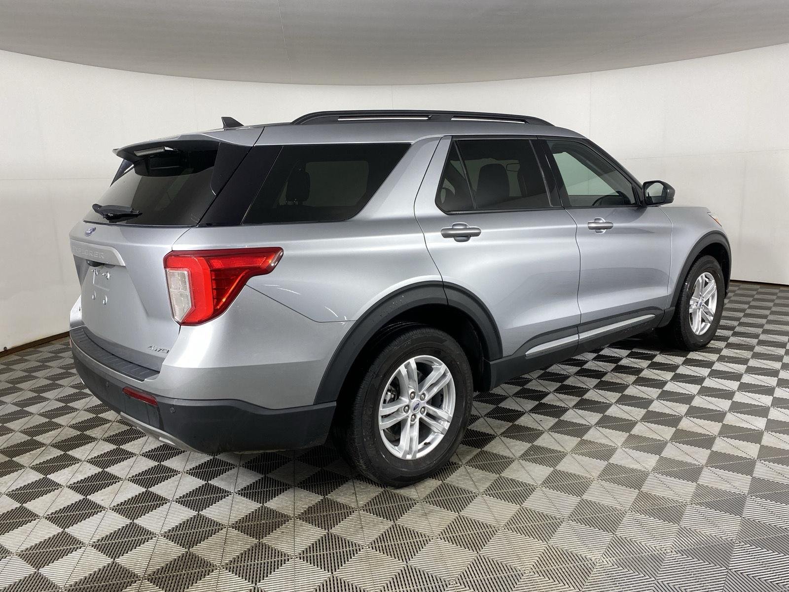 Used 2023 Iconic Silver Ford XLT image 7