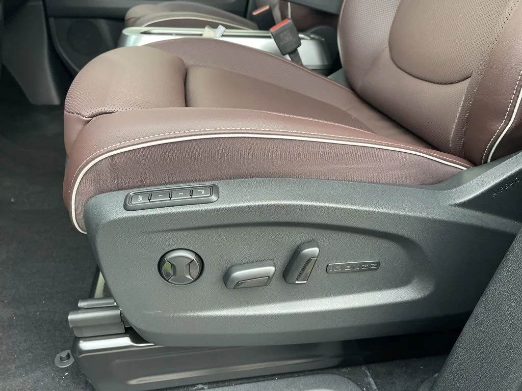 New 2025 Deep Black Pearl Volkswagen Pro image 19
