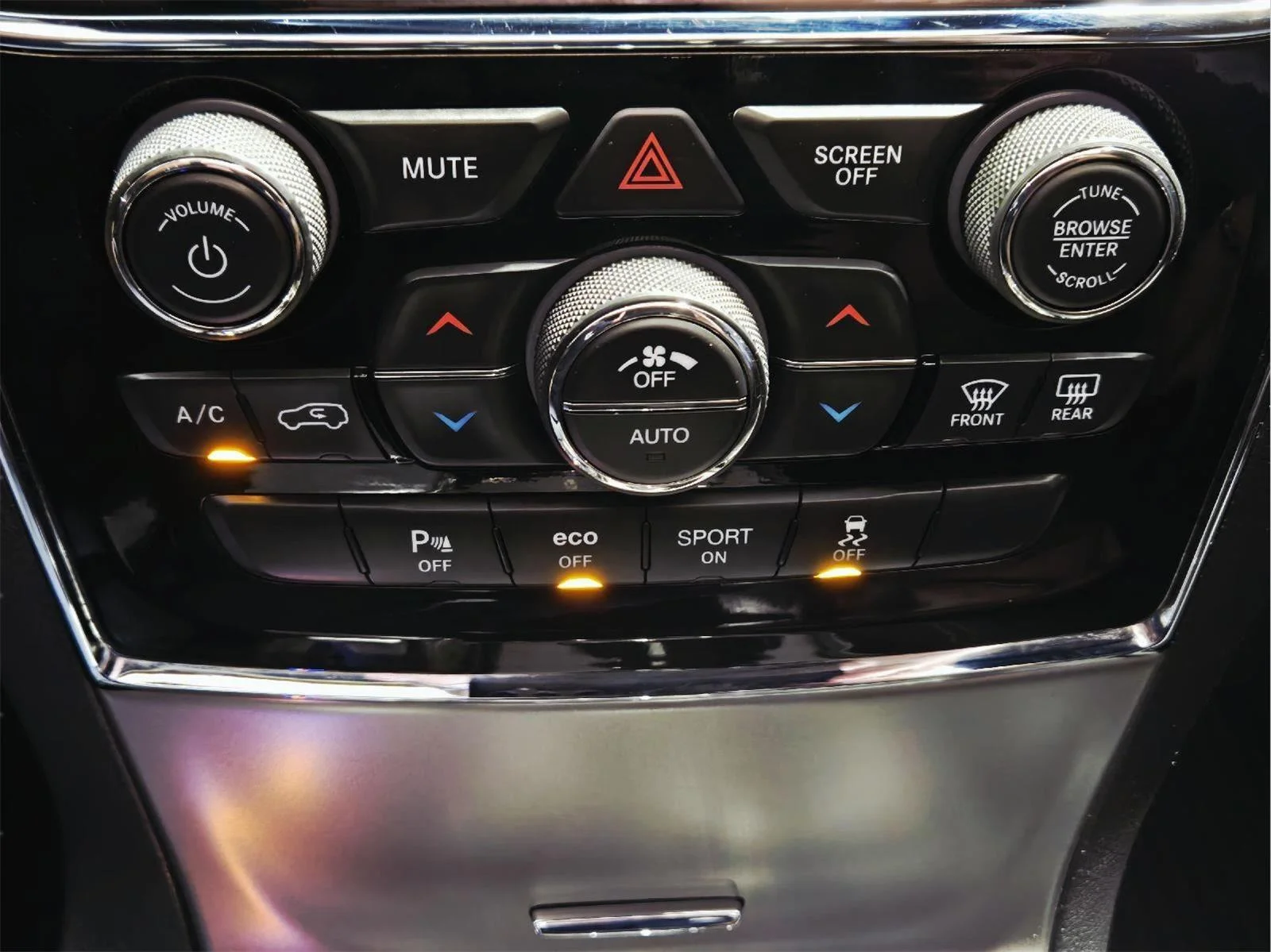 Used 2019 Diamond Black Crystal Pearlcoat Jeep Overland image 42