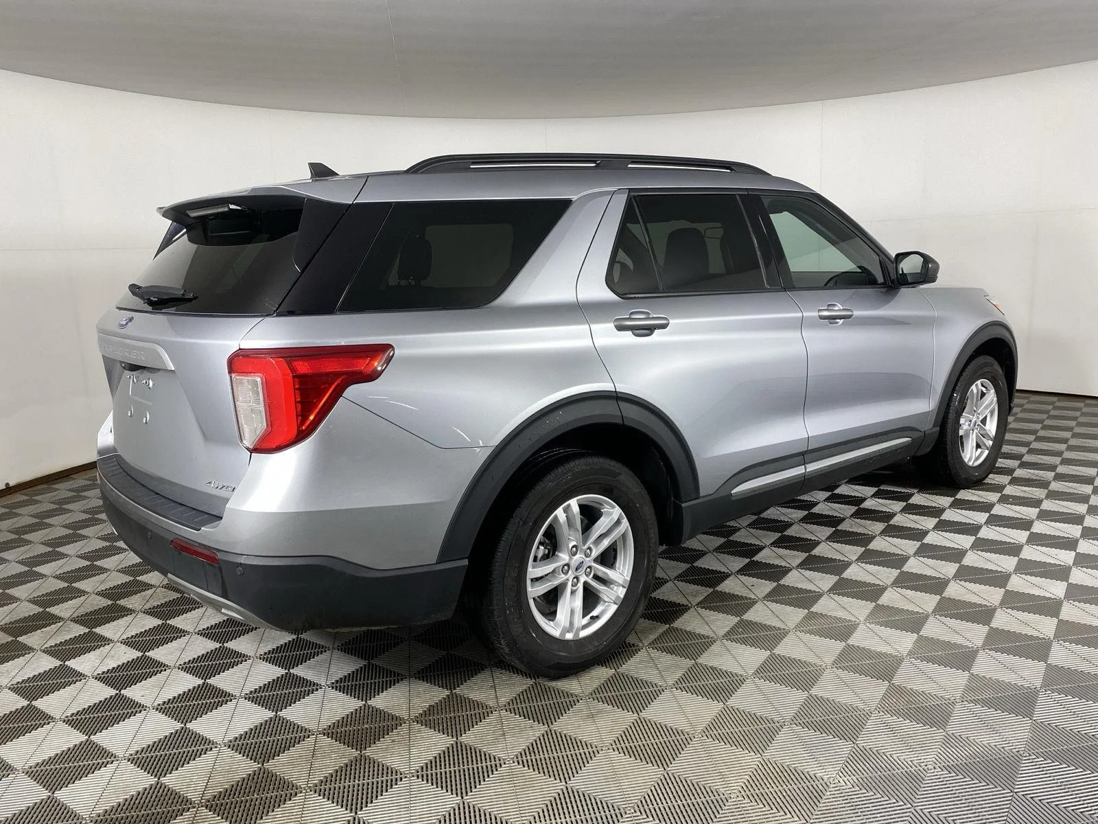 Used 2023 Iconic Silver Ford XLT image 7