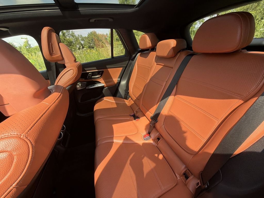 Used 2023  Mercedes-Benz GLC 300 image 25