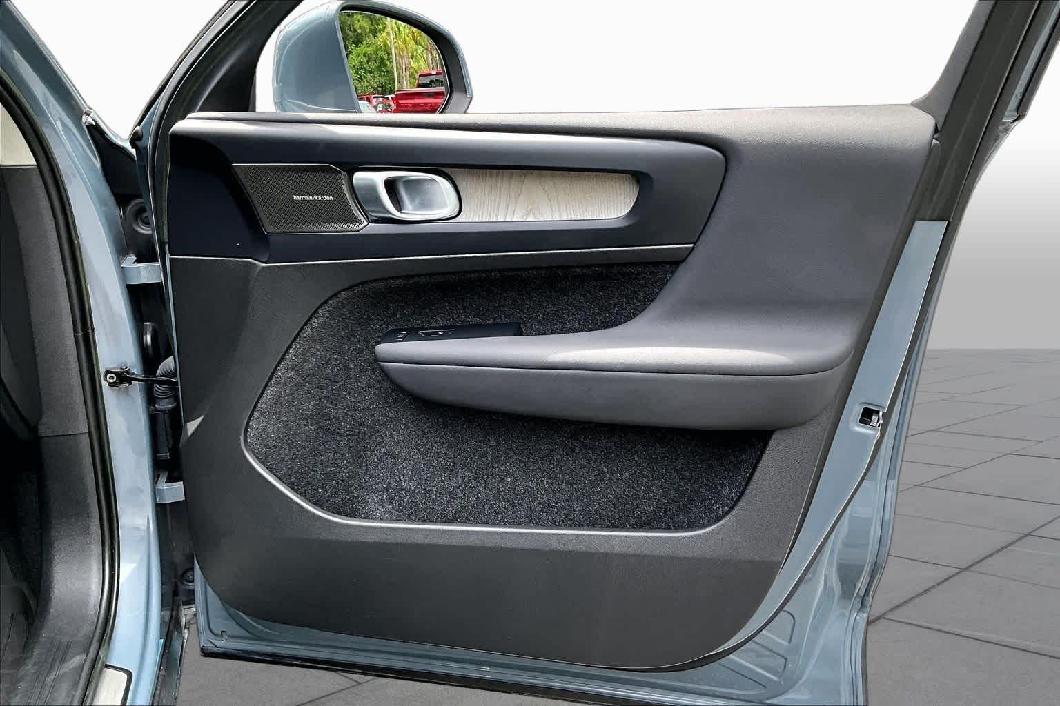Used 2023  Volvo Plus Bright Theme image 23