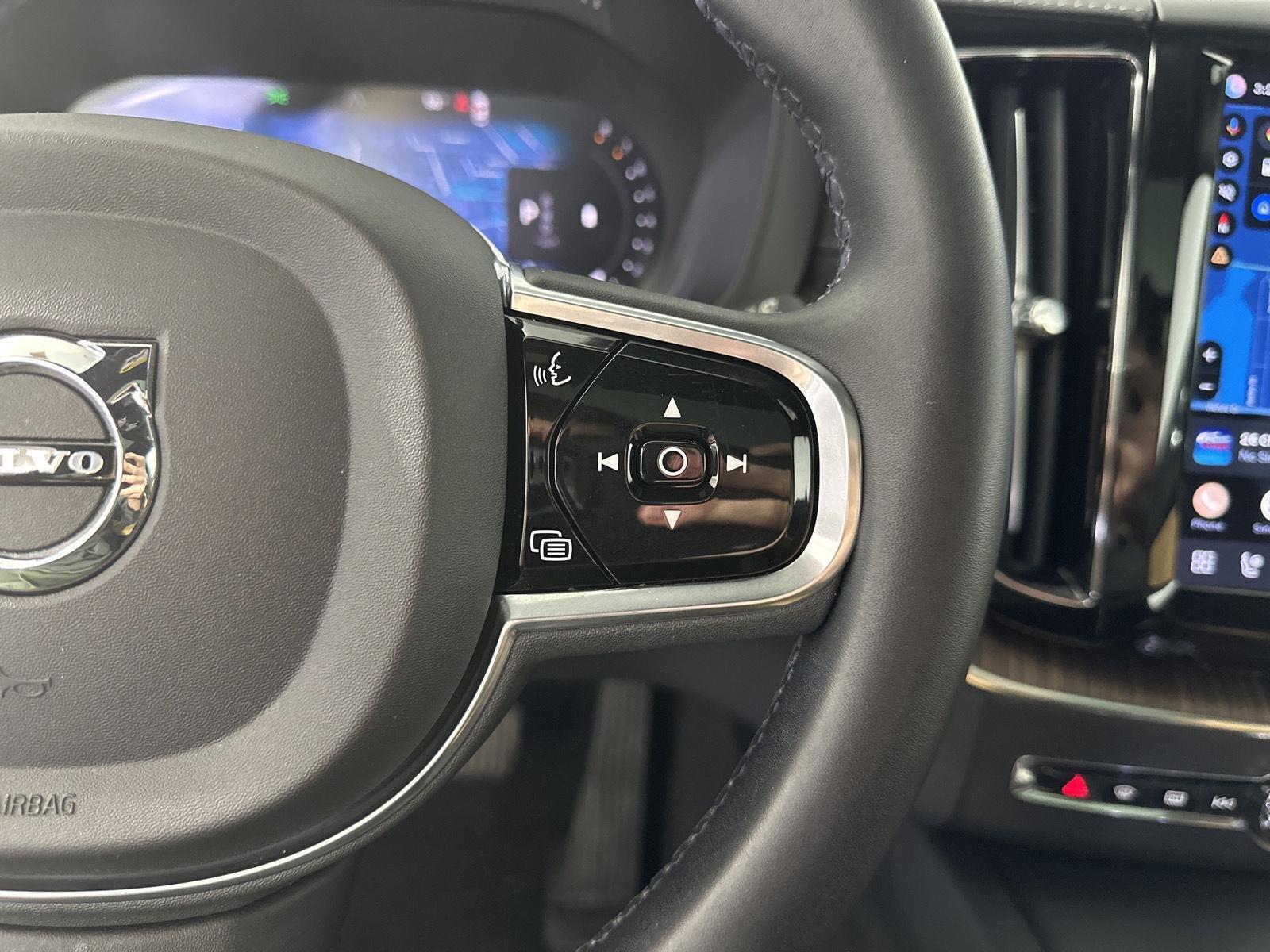 Used 2023 Onyx Black Metallic Volvo Ultimate Dark Theme image 13