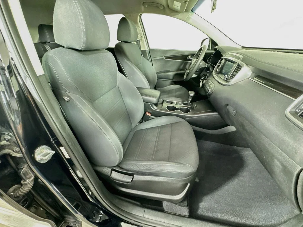 Used 2019 Black Kia L image 34