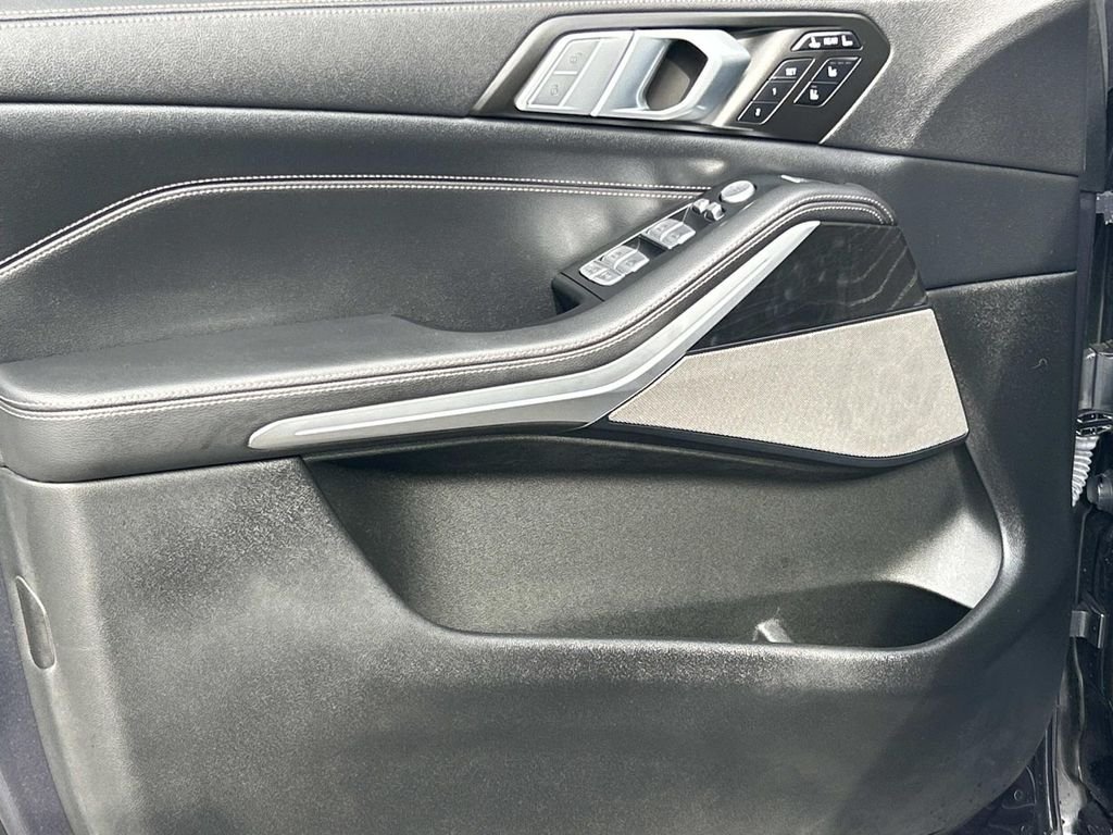 Used 2021 Arctic Gray Metallic BMW xDrive40i image 29