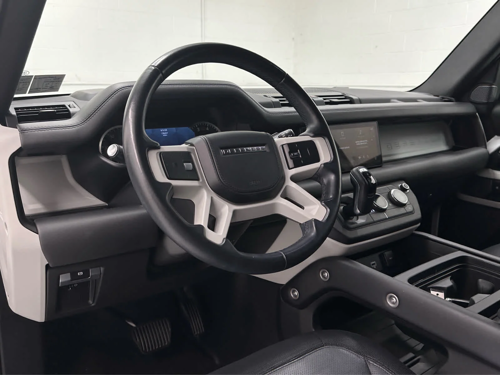 Used 2023 Fuji White Land Rover X-Dynamic SE image 10