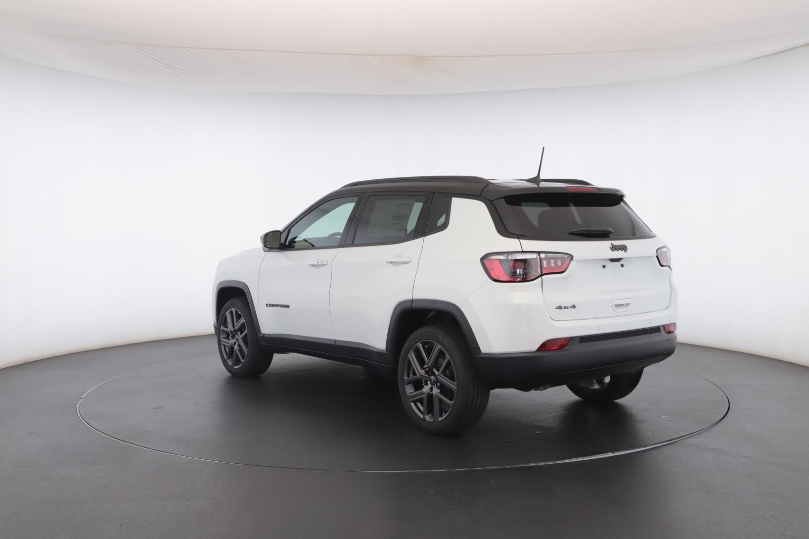 New 2026 Bright White Clear-Coat Exterior Paint Jeep Limited Altitude 4x4 image 21