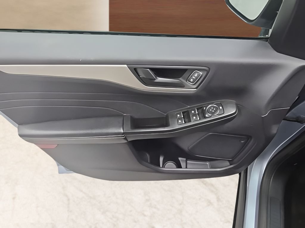 Used 2022 Blue Ford SE image 10