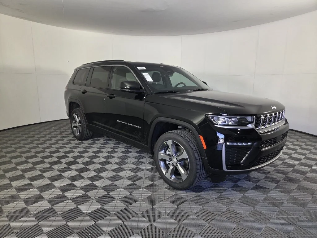 New 2026 Diamond Black Crystal Pearl-Coat Exterior Paint Jeep Limited image 2