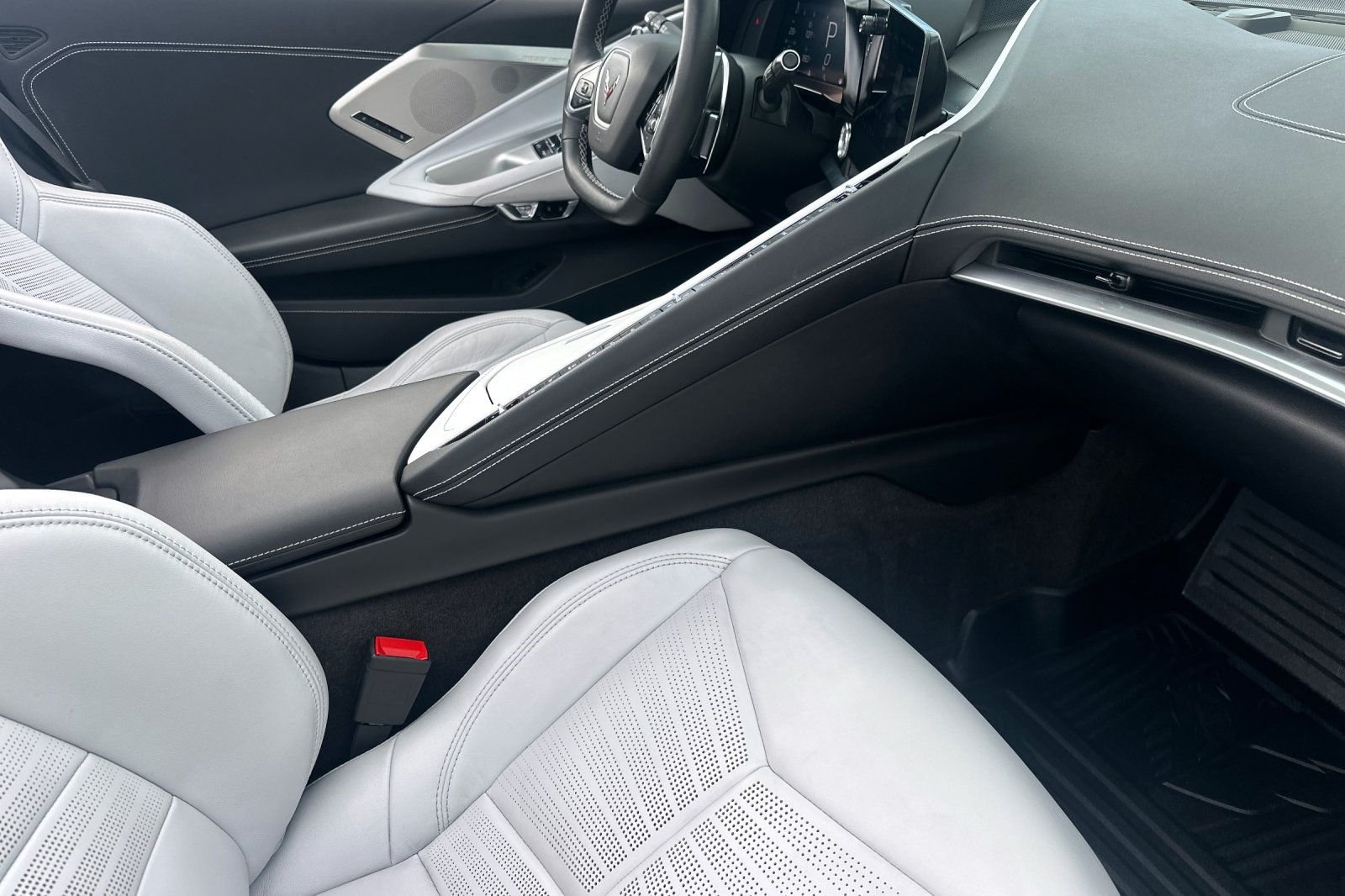 Used 2022 White Chevrolet Stingray image 16