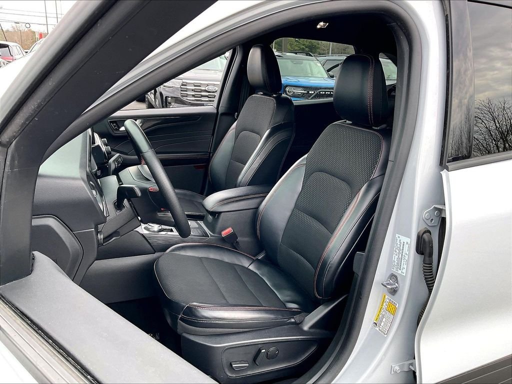 Used 2025 Silver Metallic Ford ST-Line Select image 9