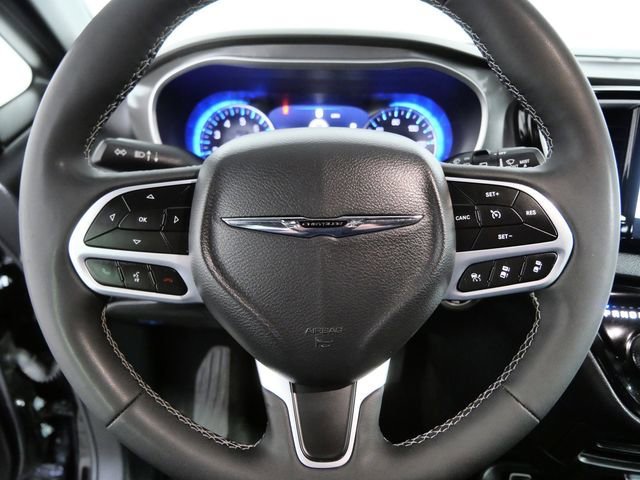 Certified Used 2025 Diamond Black Crystal Pearlcoat Chrysler Select image 20