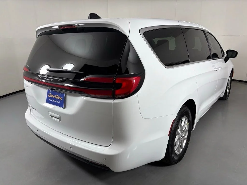 New 2027 White/off-white Chrysler Select image 8