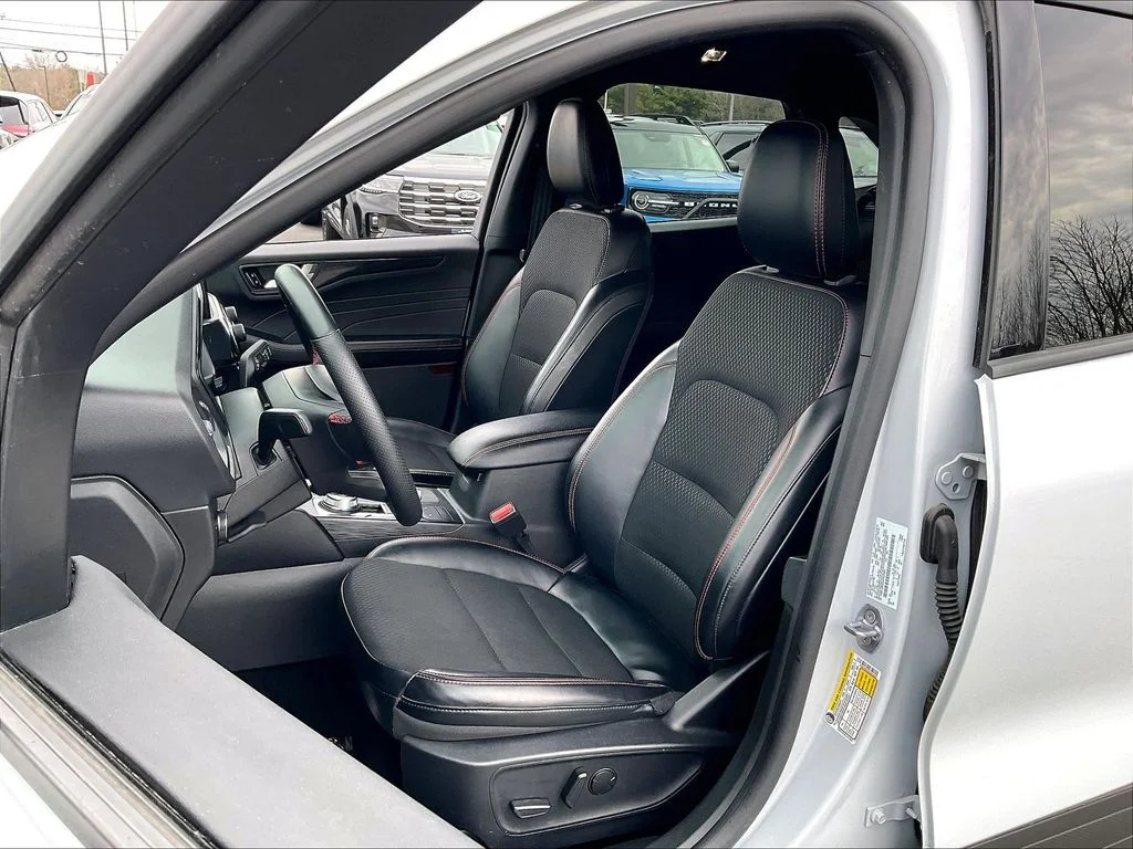 Used 2025 Silver Metallic Ford ST-Line Select image 9