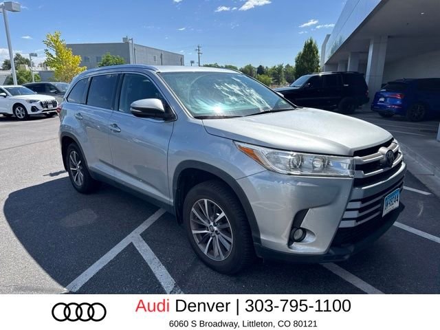 Used 2019 Silver Toyota XLE image 2
