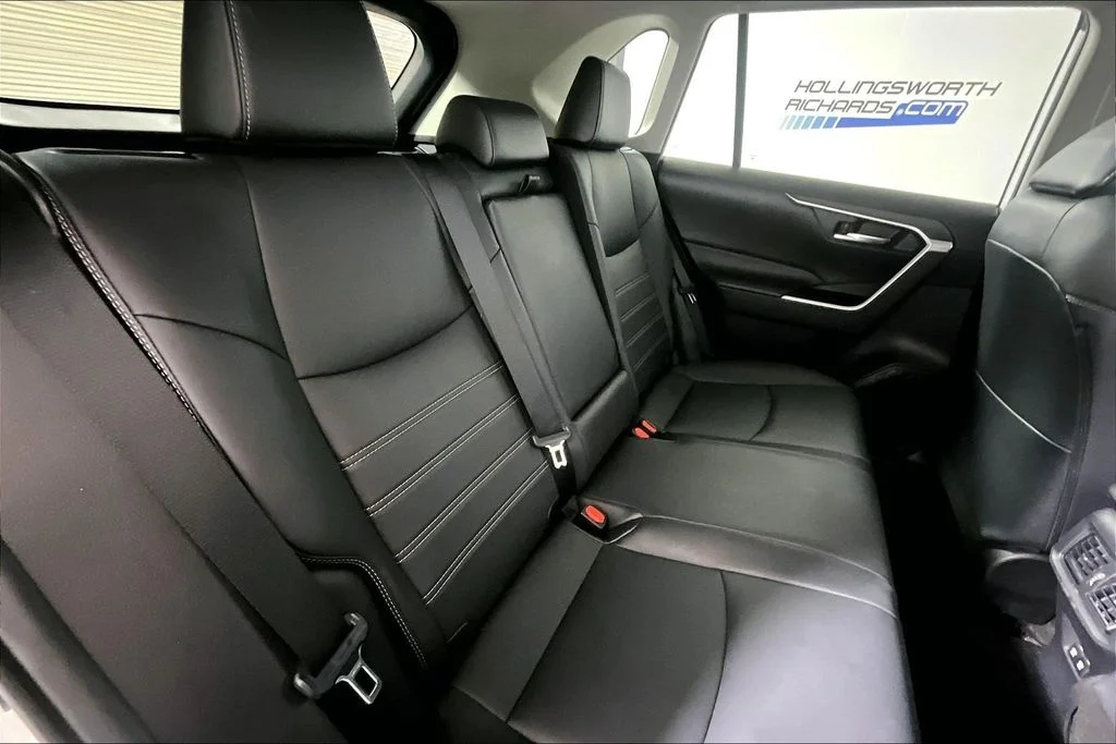 Used 2020 White Toyota XLE Premium image 22
