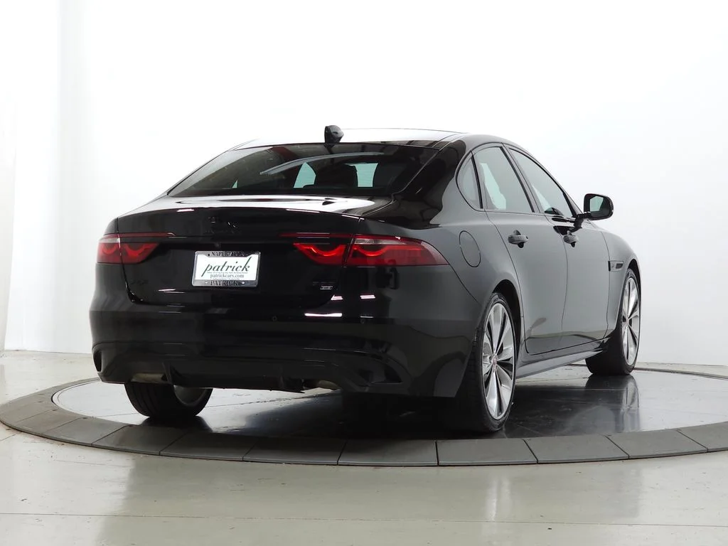 Used 2022  Jaguar R-Dynamic SE image 8