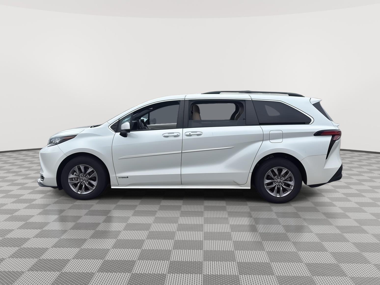 Used 2021 Blizzard Pearl Toyota XLE 7-Passenger image 14