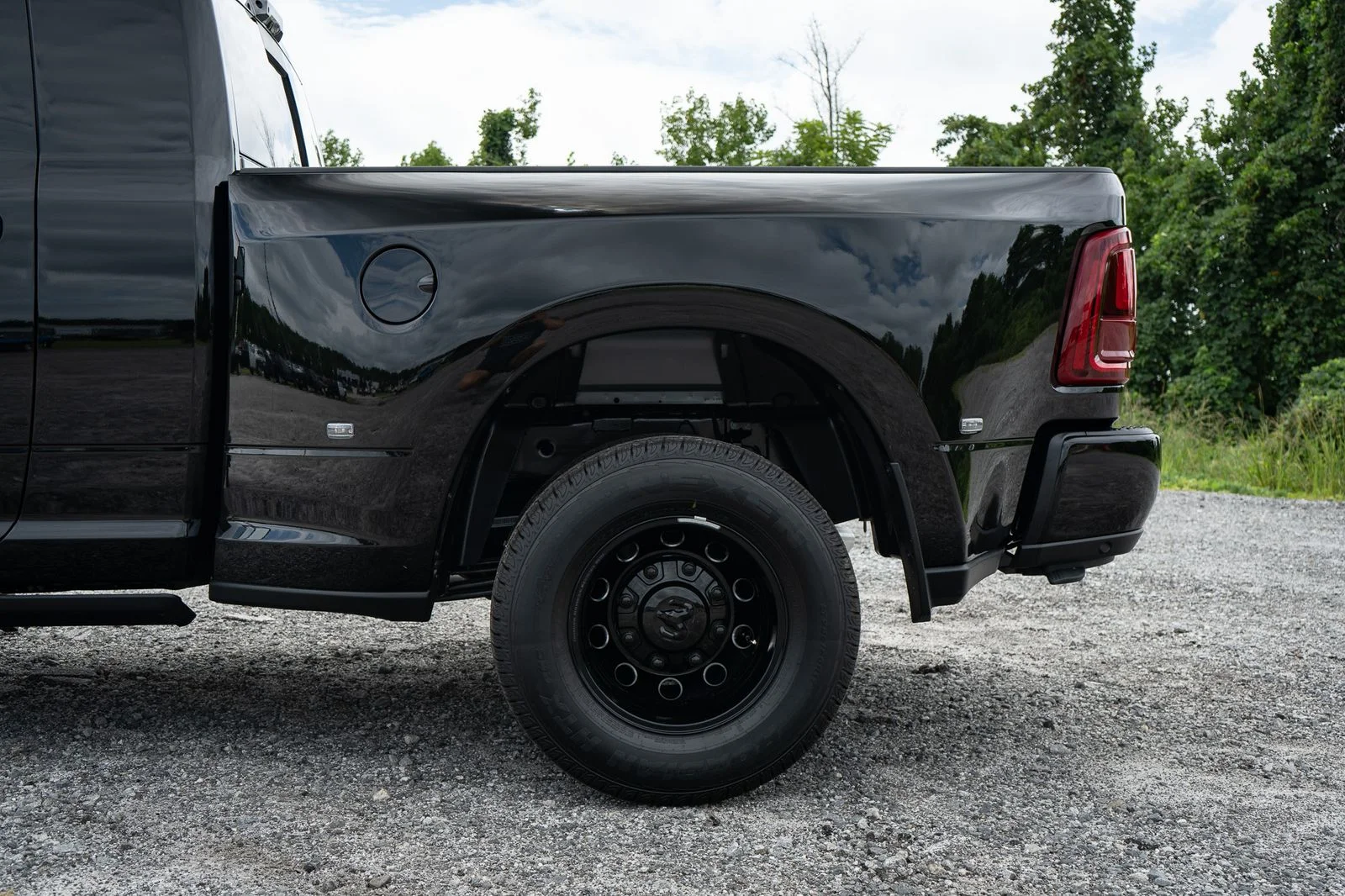 New 2026 Diamond Black Crystal Pearl-Coat Exterior Paint RAM Laramie image 15