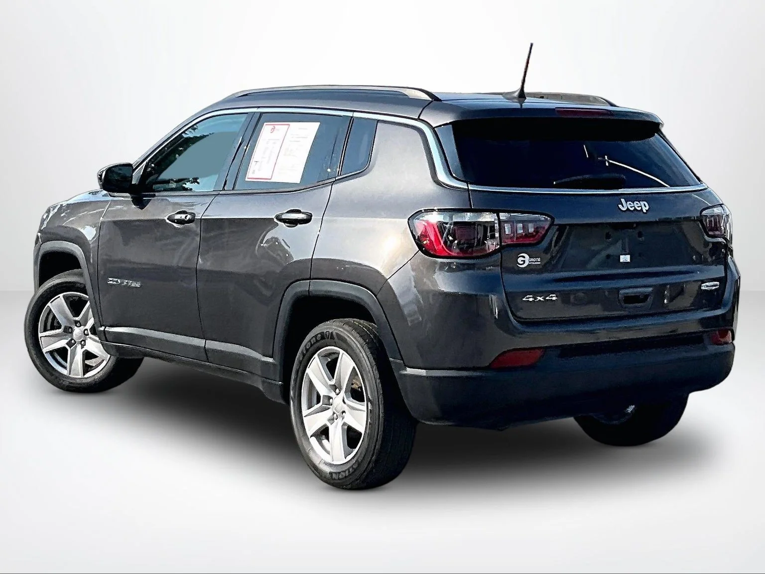 Used 2022 Gray Jeep Latitude image 12