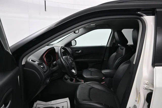 Used 2018 White Clearcoat Jeep Trailhawk image 10