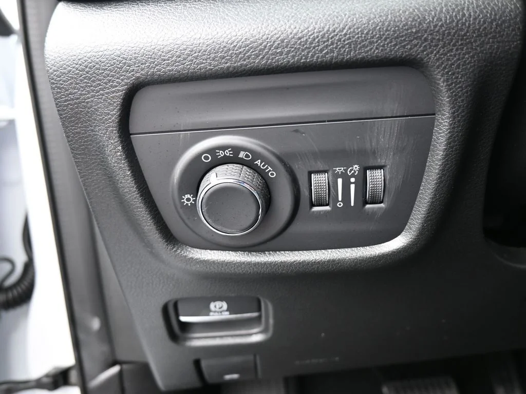 New 2026 Bright White Clear-Coat Exterior Paint Jeep Laredo image 26