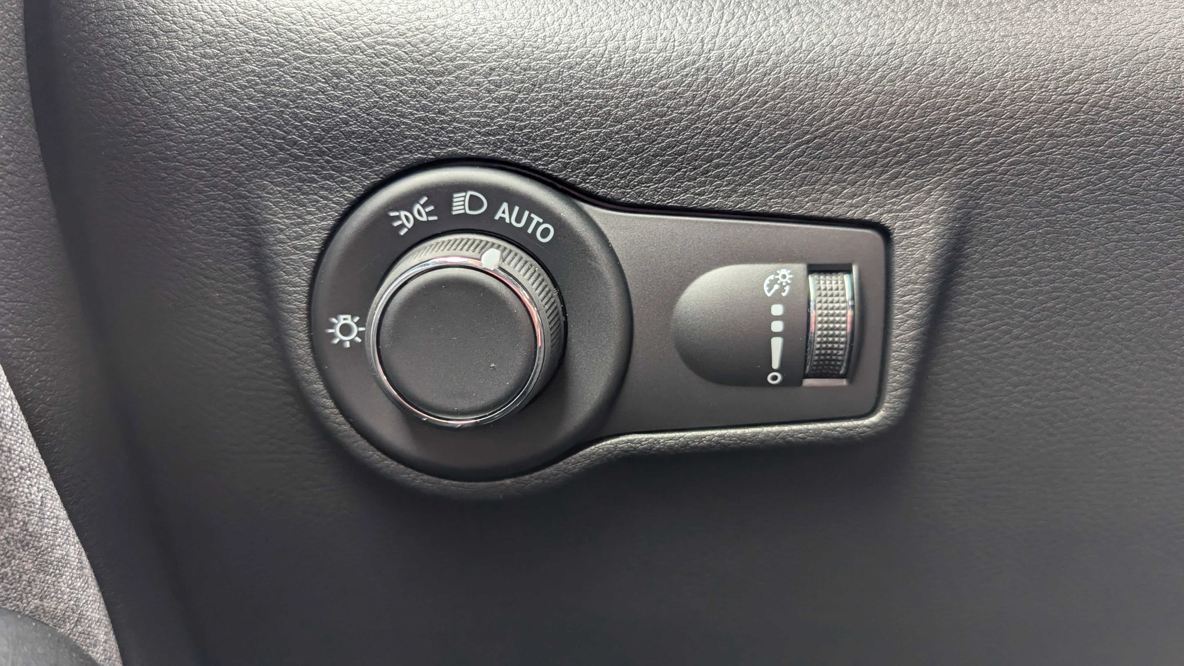 New 2026 Diamond Black Crystal Pearl Jeep Sport image 25