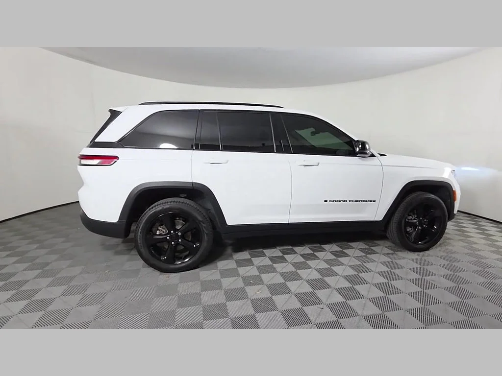 Used 2025 Bright White Clearcoat Jeep Limited image 36