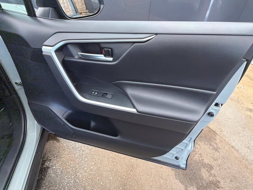 Used 2019  Toyota XLE image 26