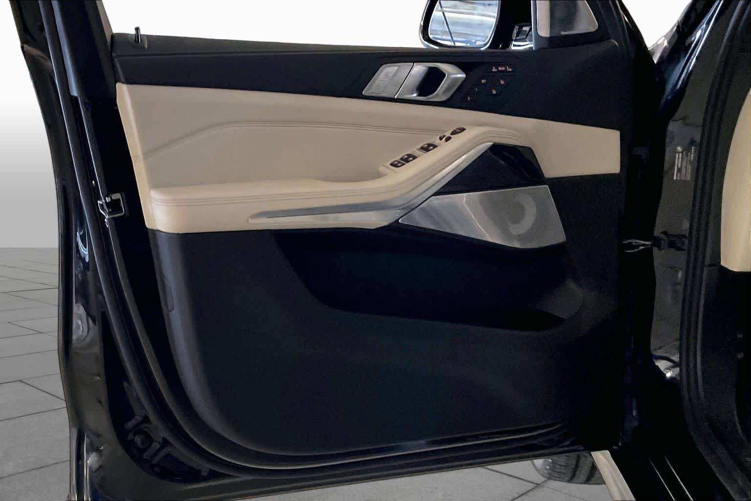 New 2027 Black Sapphire Metallic BMW xDrive40i image 10