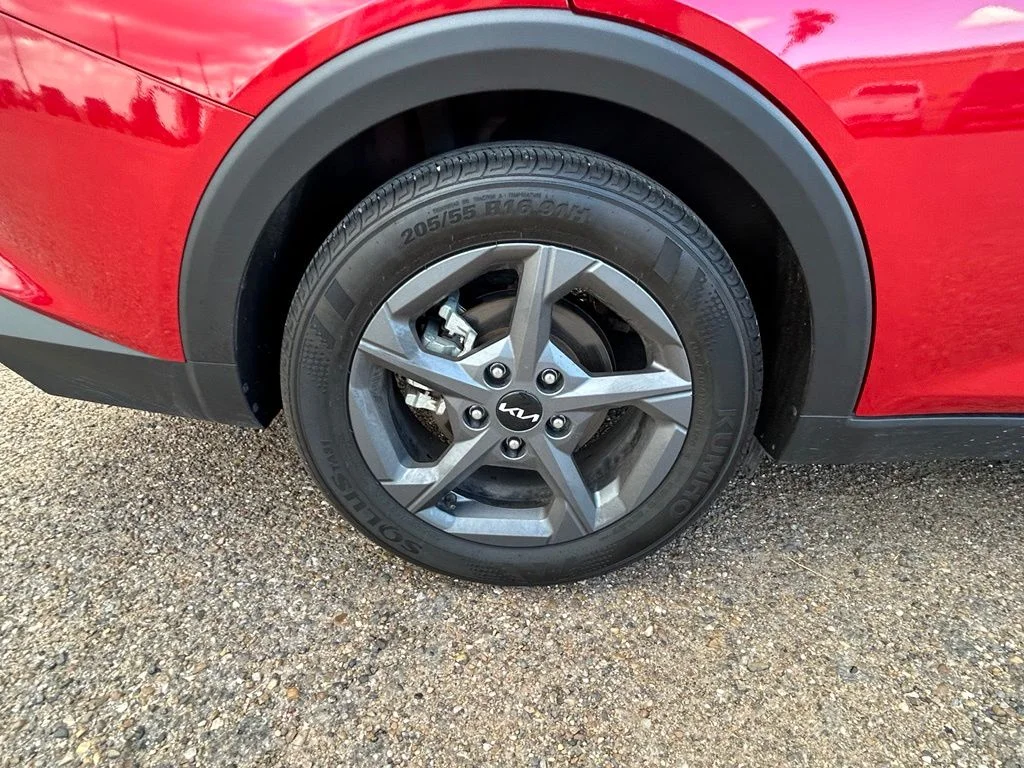 Used 2025 Red Kia LXS image 8