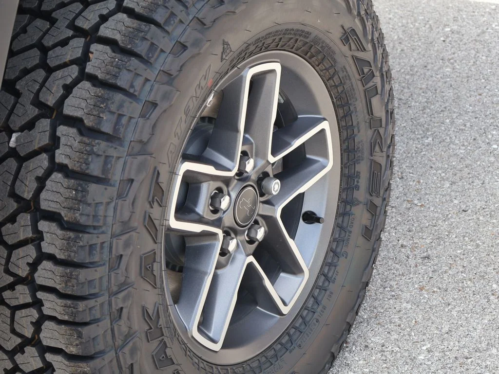 New 2026 Bright White Clear-Coat Exterior Paint Jeep Mojave image 39