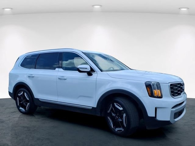 Used 2025 White Kia S image 5
